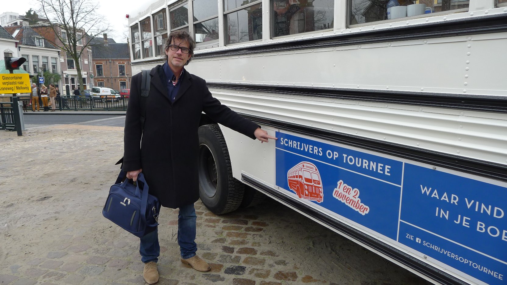 Guus Bauer bij de bus