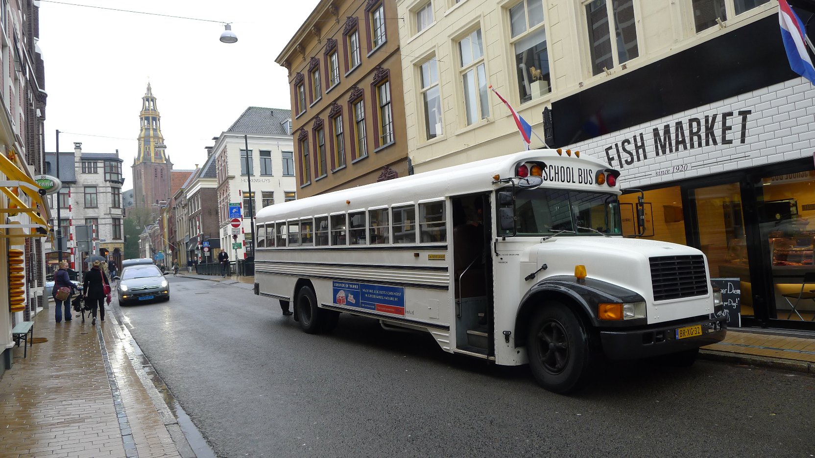 schoolbus met lekke band