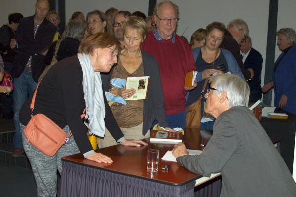 Van Kooten signeert na afloop van de Komrijlezing